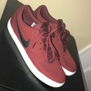 Men’s size 9 Nikes!